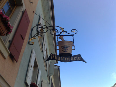 Enseigne de la pharmacie de Villeneuve